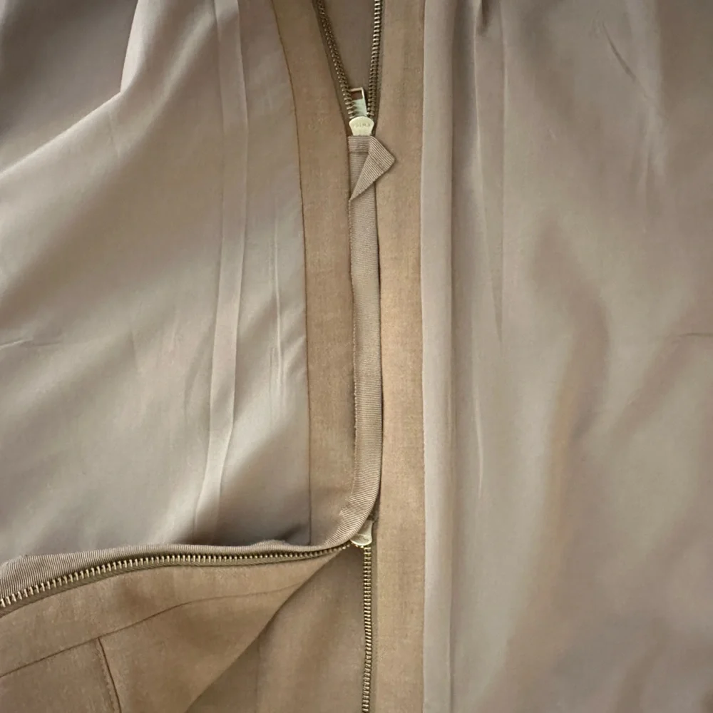 Classic with an edge! EUC Ann Taylor Pencil Skirt Size 2P - Picture 5 of 8